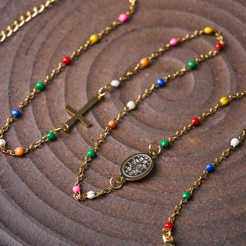 Christianartworkshop Collier ras-de-cou coloré, élégant et frais, avec croix et 5 médailles au choix. - image 1