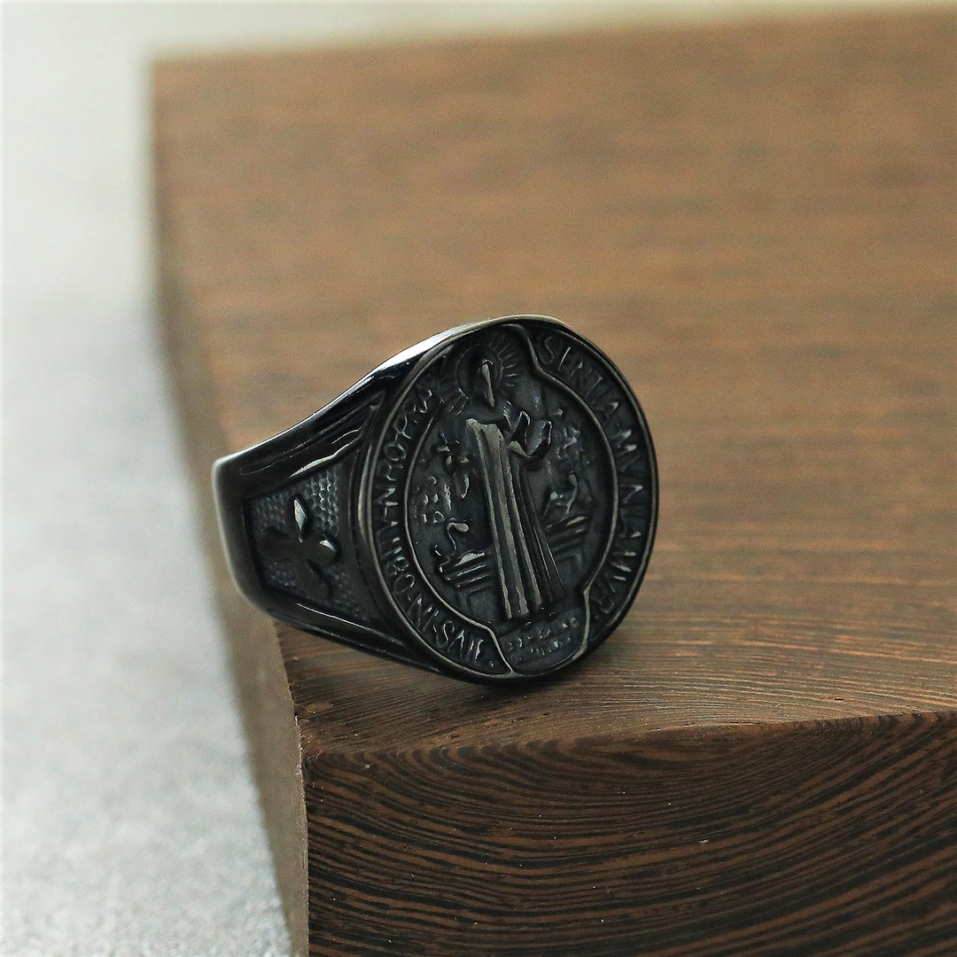 Bague en acier titane Christianartworkshop classique rétro Saint Benoît, symbole de foi et de protection. - image 7