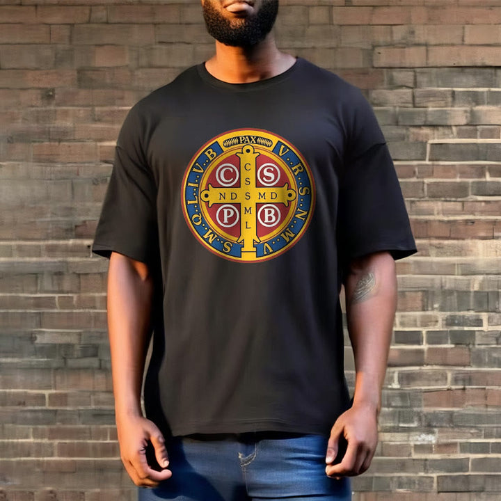 T-shirt à manches courtes Christianartworkshop style classique avec médaille dorée de Saint Benoît - image 2