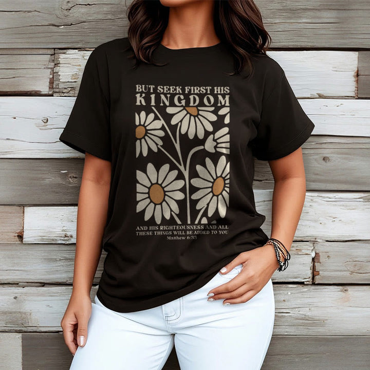 T-shirt à manches courtes fleuri Christianartworkshop avec citation de Matthieu 6:33 : « Cherchez d’abord son royaume ». - image 1