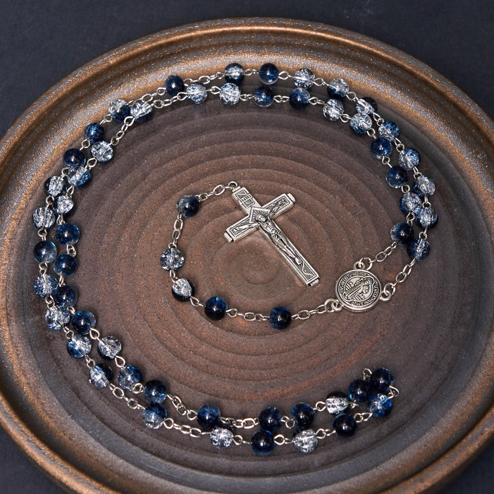 Christianartworkshop Chapelet/bracelet en acrylique bleu avec médaille et crucifix de style classique Saint Benoît - image 2