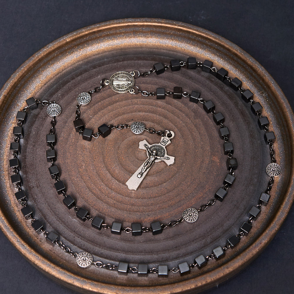 Christianartworkshop Médaille de Saint Benoît et crucifix en alliage de pierre biliaire noire carrée de 6 mm, chapelet - image 1