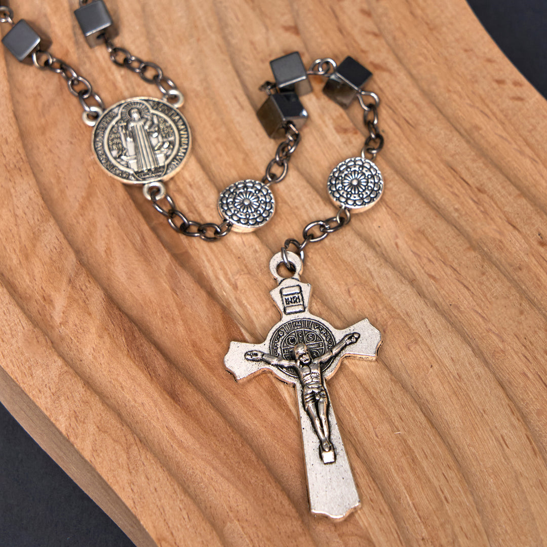 Christianartworkshop Médaille de Saint Benoît et crucifix en alliage de pierre biliaire noire carrée de 6 mm, chapelet - image 4