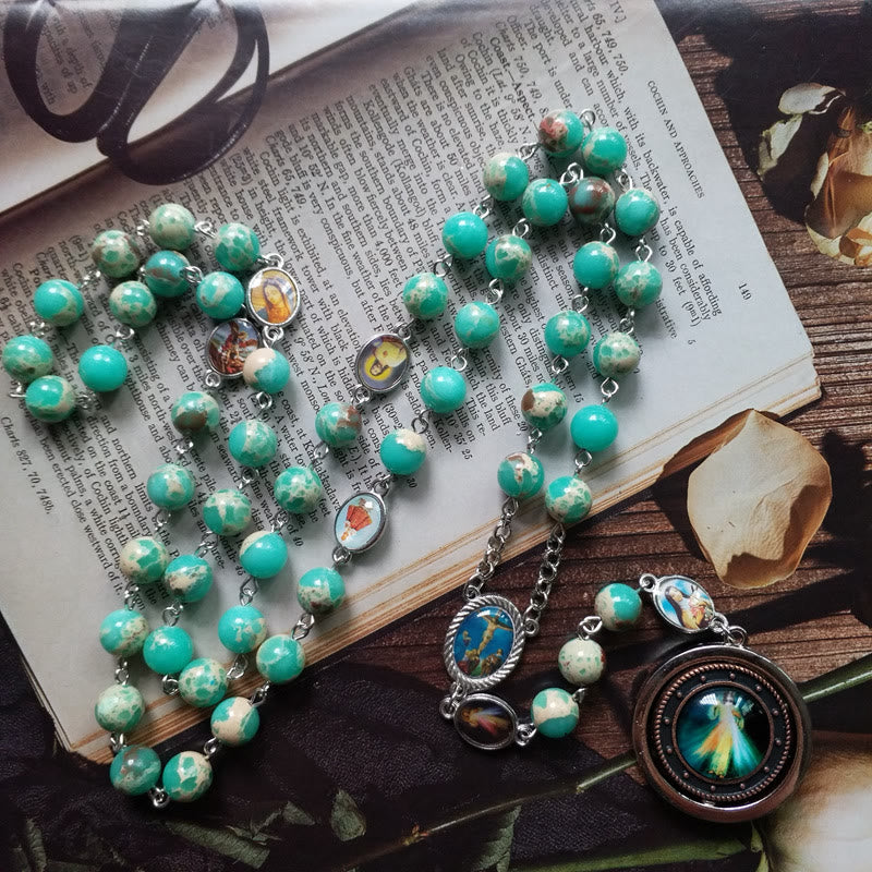 Christianartworkshop Chapelet en alliage de pierres vertes imitation peau de serpent, orné d'un crucifix et d'une Vierge à l'Enfant (8 mm de diamètre). - image 1