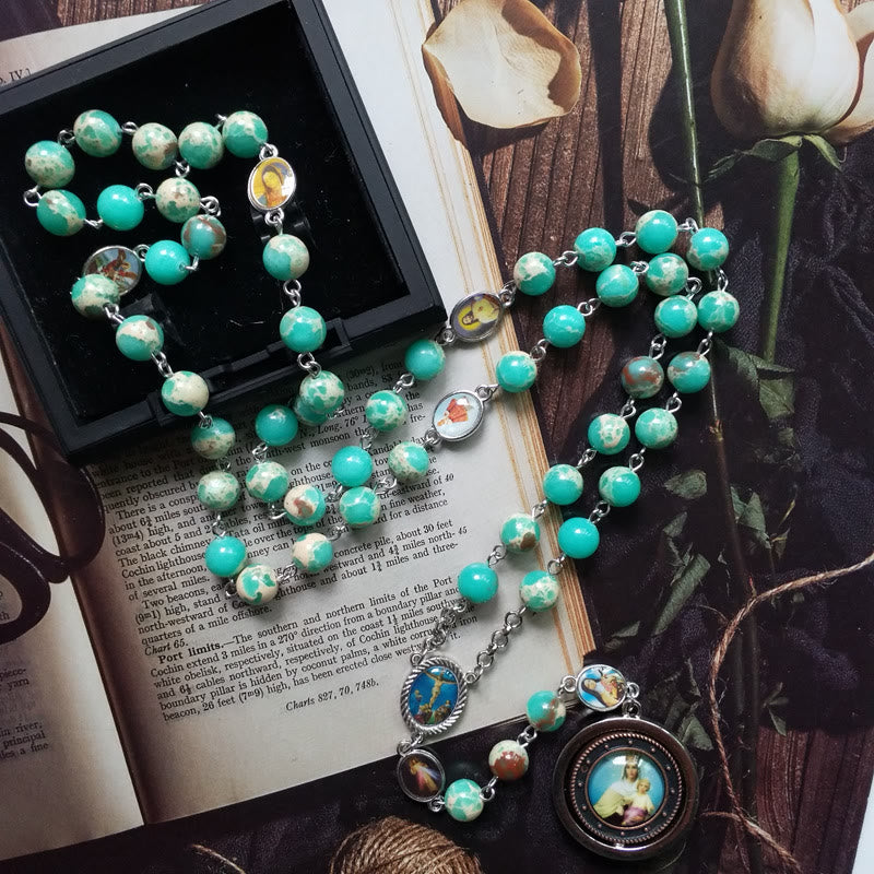 Christianartworkshop Chapelet en alliage de pierres vertes imitation peau de serpent, orné d'un crucifix et d'une Vierge à l'Enfant (8 mm de diamètre). - Vert - image 0