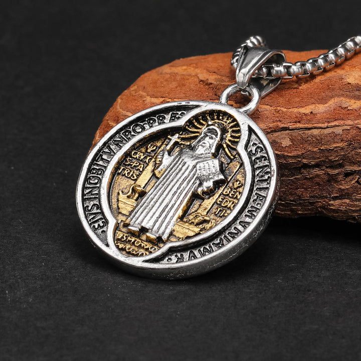 Christianartworkshop Collier pendentif Saint Benoît, symbole de protection sacrée, style rétro classique. - Rétro argent et or - image 2