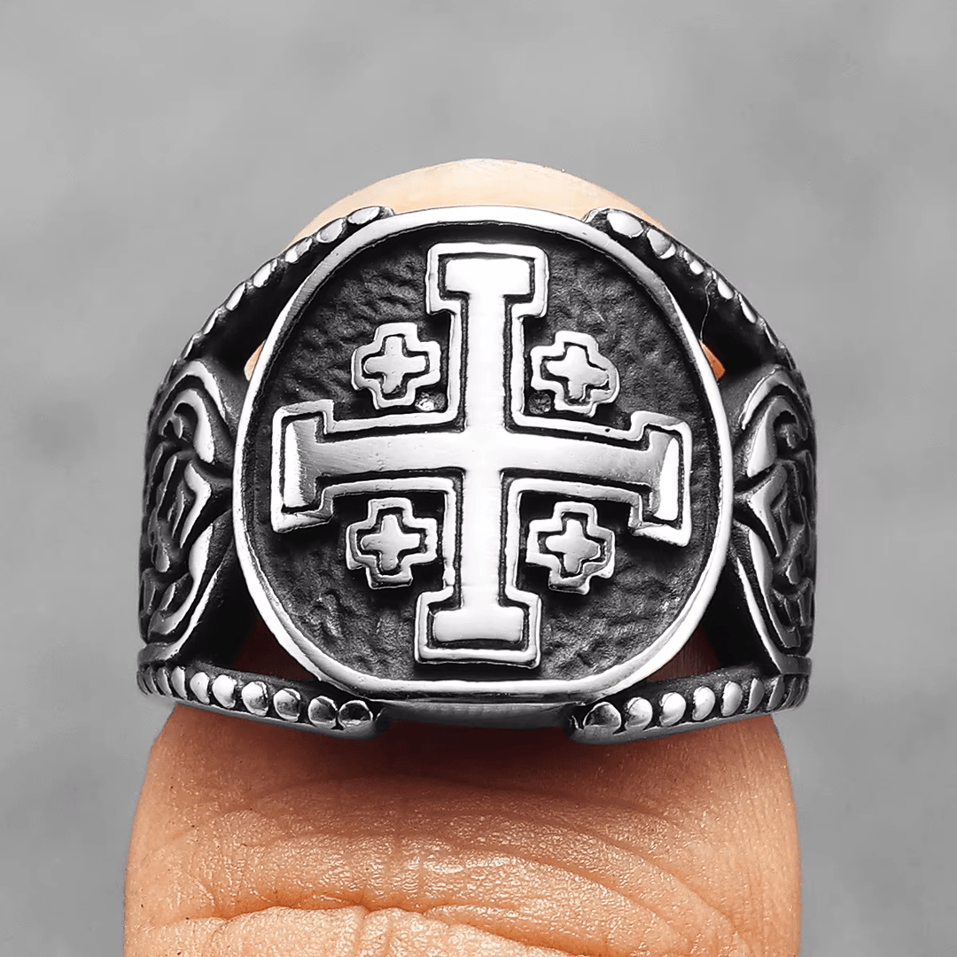 Bague en alliage avec croix de Jérusalem, style classique et artisanal ancien, signée Christianartworkshop - image 3