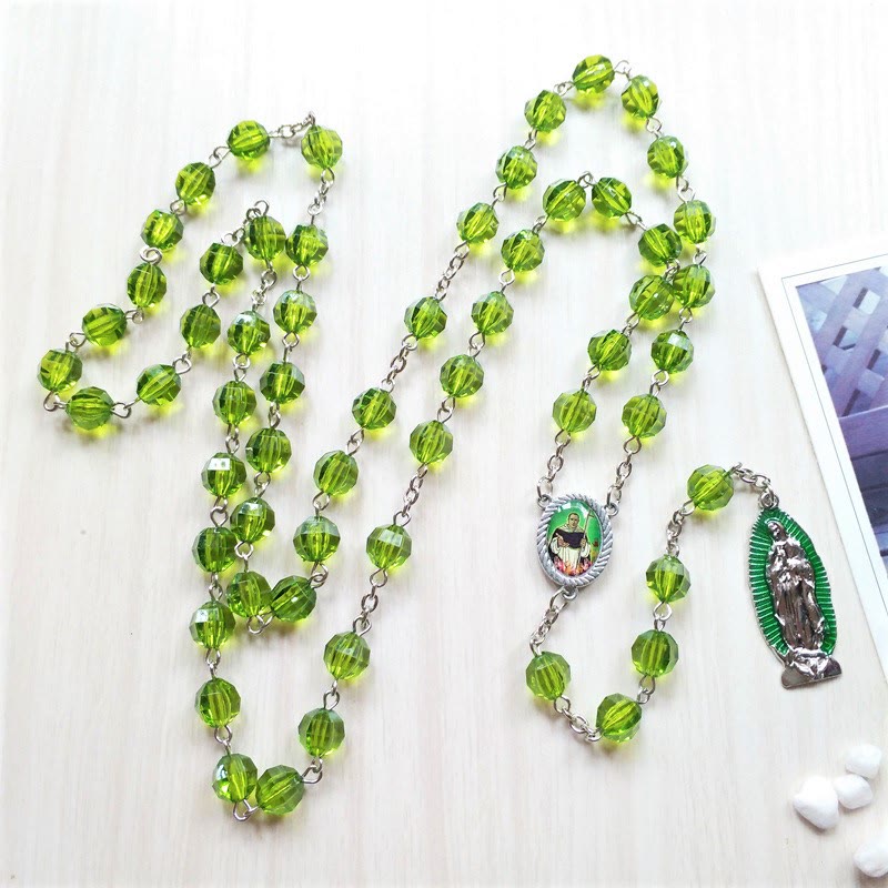 Christianartworkshop Chapelet en alliage de cristal vert polyédrique de 8 mm, orné de saint Jude Thaddée et de Notre-Dame de Guadalupe - image 1