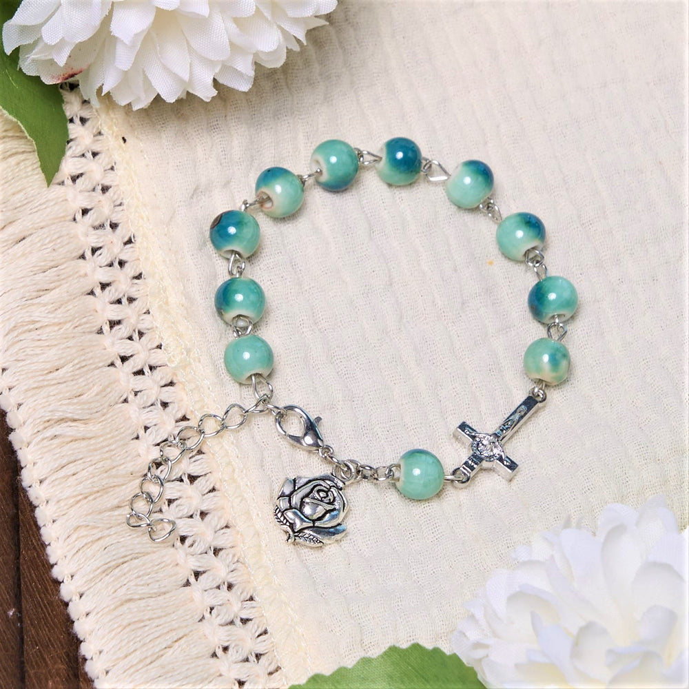 Bracelet en céramique aux tons verts « Joyful Blossom » de Christianartworkshop, orné de perles roses et d'un crucifix. - image 1
