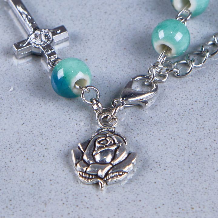 Bracelet en céramique aux tons verts « Joyful Blossom » de Christianartworkshop, orné de perles roses et d'un crucifix. - image 5