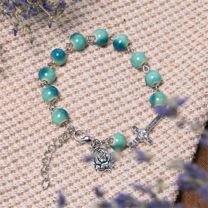 Bracelet en céramique aux tons verts « Joyful Blossom » de Christianartworkshop, orné de perles roses et d'un crucifix. - image 2