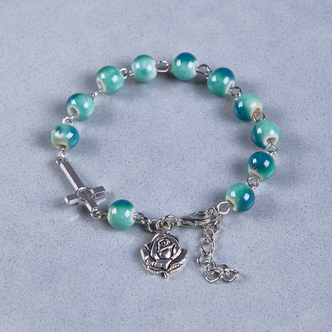 Bracelet en céramique aux tons verts « Joyful Blossom » de Christianartworkshop, orné de perles roses et d'un crucifix. - image 3