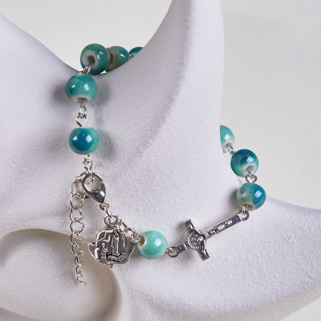Bracelet en céramique aux tons verts « Joyful Blossom » de Christianartworkshop, orné de perles roses et d'un crucifix. - image 4