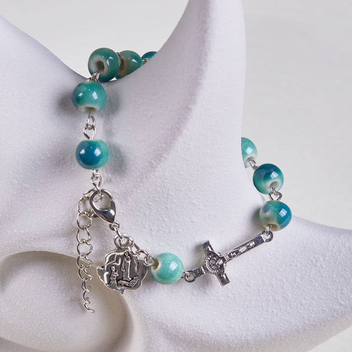 Bracelet en céramique aux tons verts « Joyful Blossom » de Christianartworkshop, orné de perles roses et d'un crucifix. - image 4