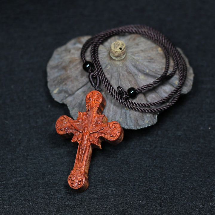 Christianartworkshop Collier pendentif crucifix de style classique en bois de rose avec volutes et ornements sacrés - Crucifix - image 0