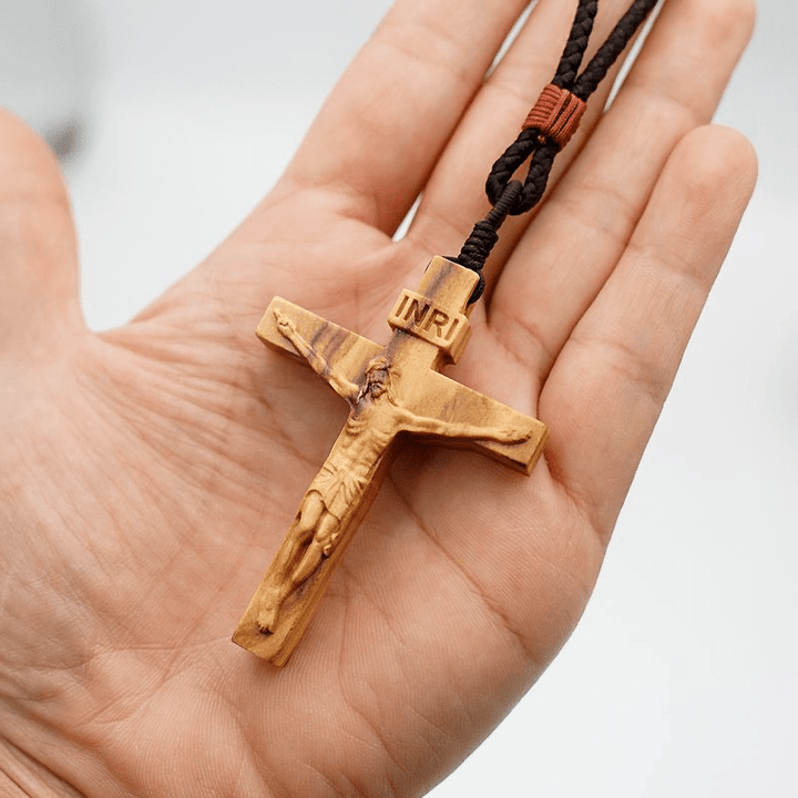 Christianartworkshop LA FOI COMME ARMURE : Collier en bois avec crucifix de Jésus - image 8