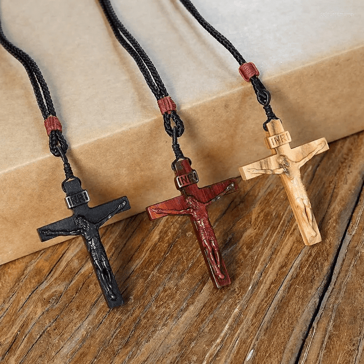 Christianartworkshop LA FOI COMME ARMURE : Collier en bois avec crucifix de Jésus - image 4