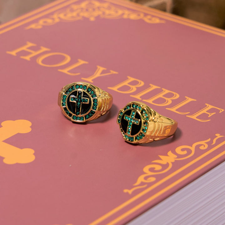 Bague croix en alliage doré ornée de pierres précieuses vertes, style rétro, signée Christianartworkshop - image 3