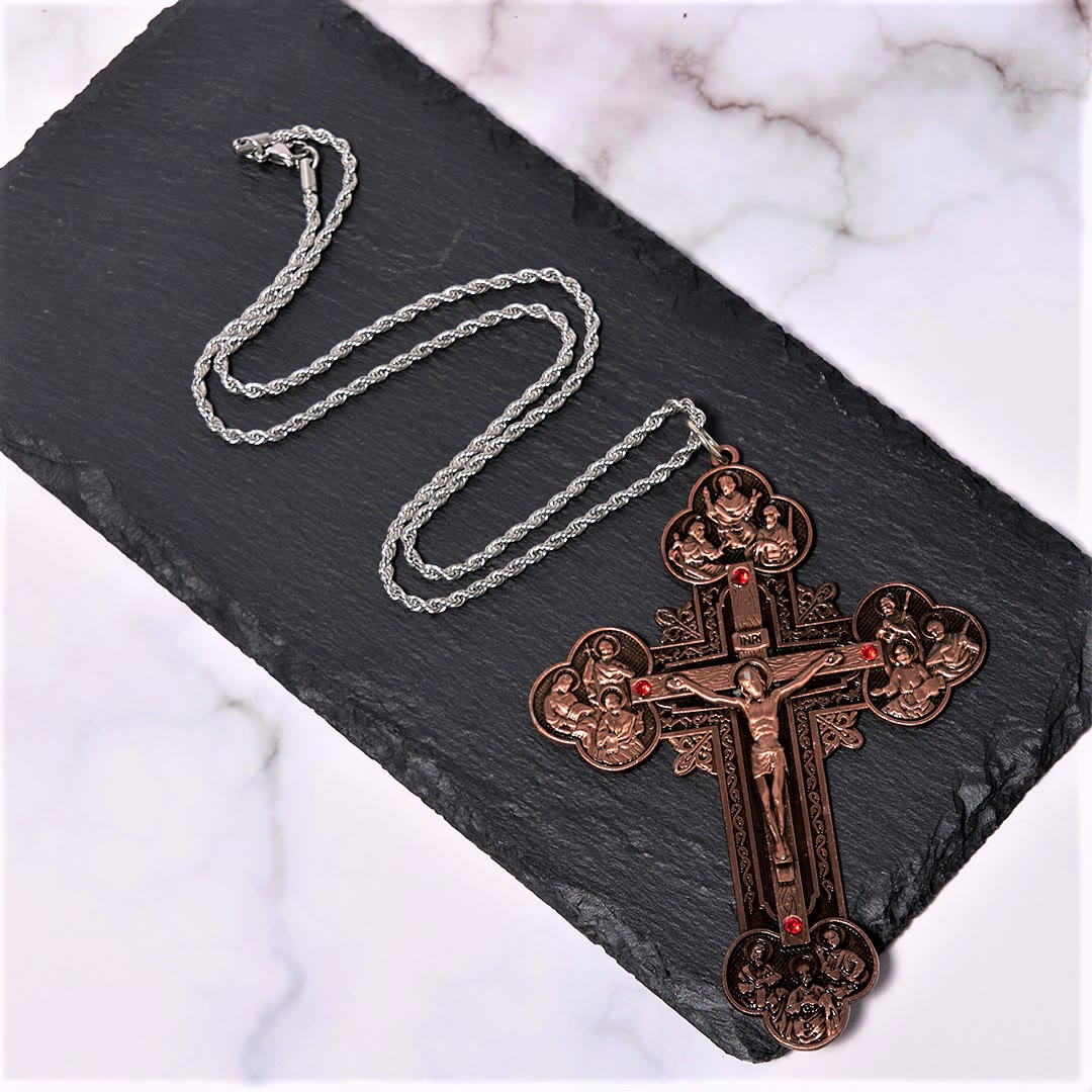 Christianartworkshop Collier pendentif orné d'un crucifix de style classique avec iconographie de la Toussaint et accents de pierres rouges - image 8