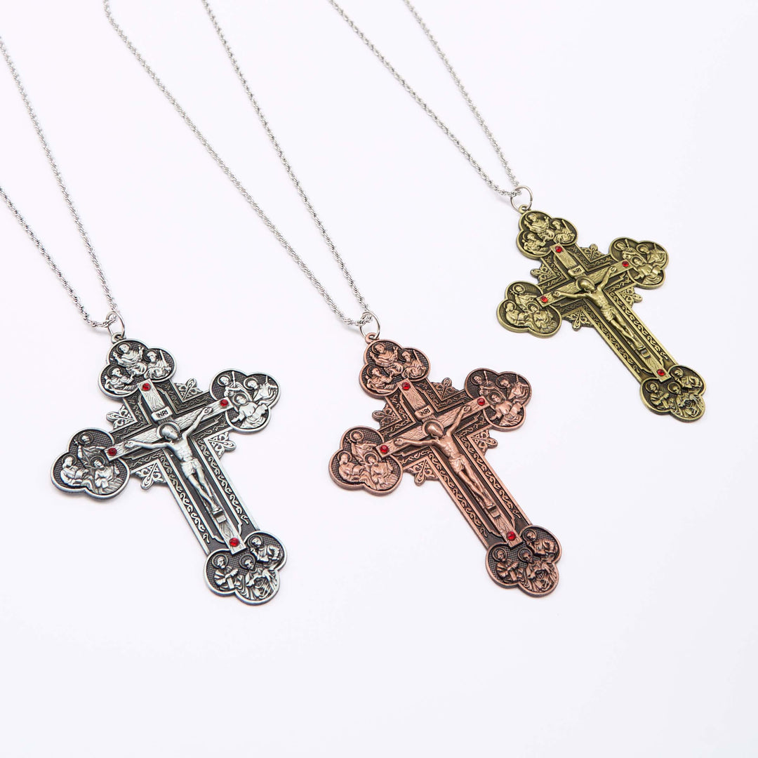Christianartworkshop Collier pendentif orné d'un crucifix de style classique avec iconographie de la Toussaint et accents de pierres rouges - image 3