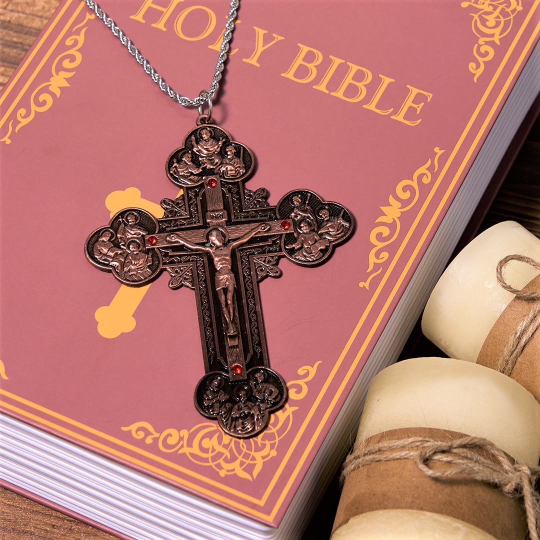 Christianartworkshop Collier pendentif orné d'un crucifix de style classique avec iconographie de la Toussaint et accents de pierres rouges - image 14