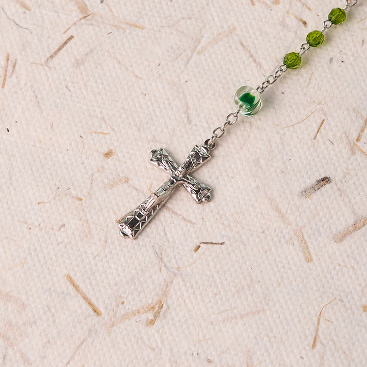 Christianartworkshop Assomption de la Vierge Marie et crucifix en polyèdre de 6 mm, chaîne en alliage de cristal vert - image 5