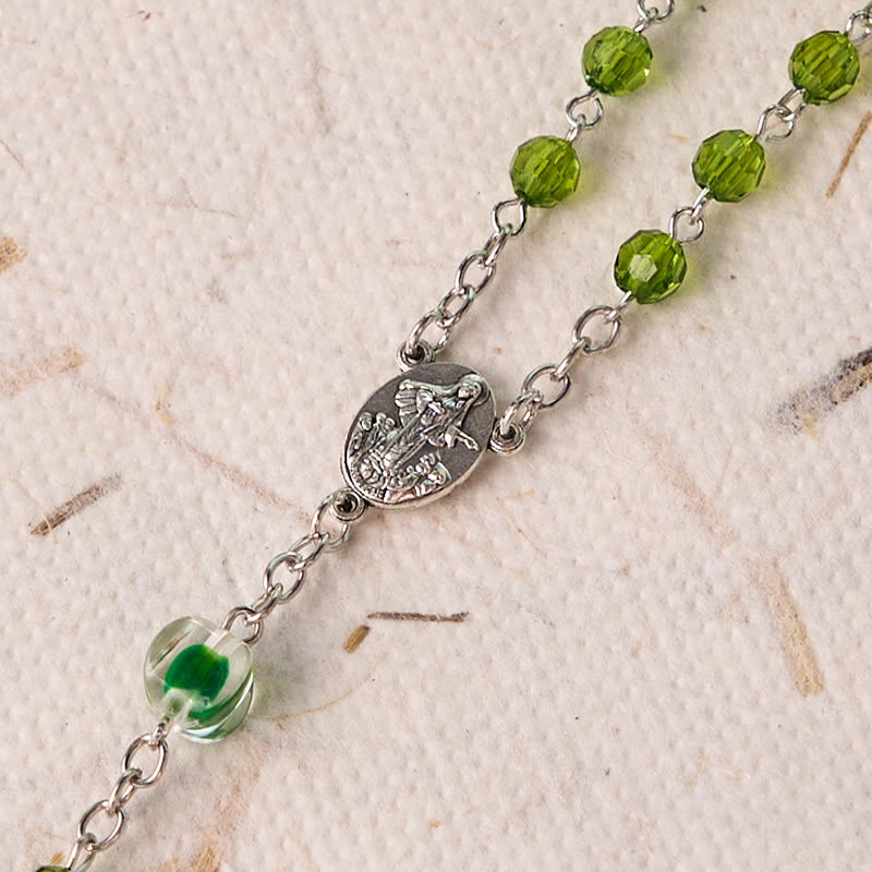 Christianartworkshop Assomption de la Vierge Marie et crucifix en polyèdre de 6 mm, chaîne en alliage de cristal vert - image 4