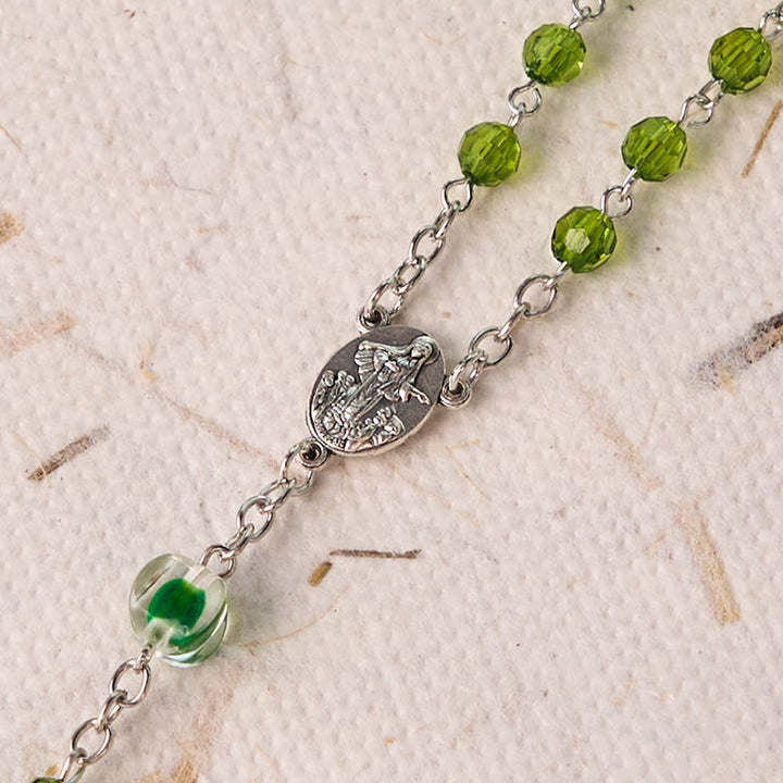 Christianartworkshop Assomption de la Vierge Marie et crucifix en polyèdre de 6 mm, chaîne en alliage de cristal vert - image 4