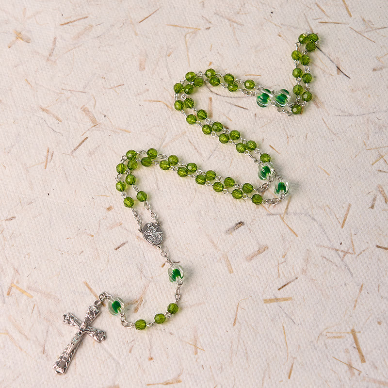 Christianartworkshop Assomption de la Vierge Marie et crucifix en polyèdre de 6 mm, chaîne en alliage de cristal vert - image 2