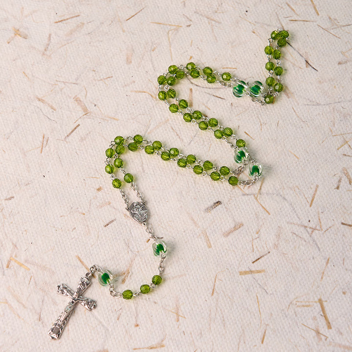 Christianartworkshop Assomption de la Vierge Marie et crucifix en polyèdre de 6 mm, chaîne en alliage de cristal vert - image 2