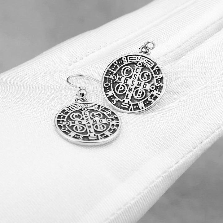 Boucles d'oreilles Christianartworkshop style classique, emblème gravé de saint Benoît, symbole de protection divine - image 3