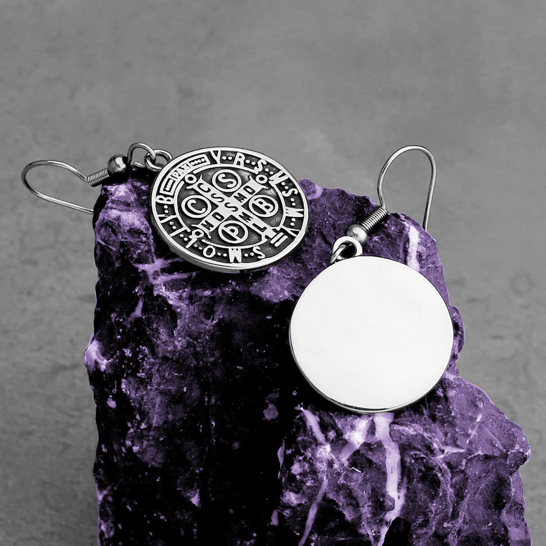Boucles d'oreilles Christianartworkshop style classique, emblème gravé de saint Benoît, symbole de protection divine - image 1