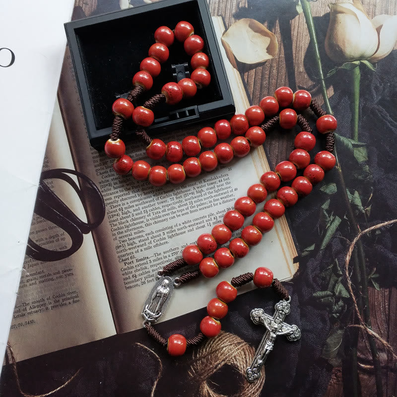 Christianartworkshop Chapelet Notre-Dame de Guadalupe et crucifix en céramique rouge ronde de 10 mm avec cordon en nylon - Notre-Dame de Guadalupe et le Crucifix - image 0