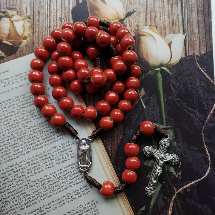 Christianartworkshop Chapelet Notre-Dame de Guadalupe et crucifix en céramique rouge ronde de 10 mm avec cordon en nylon - image 2