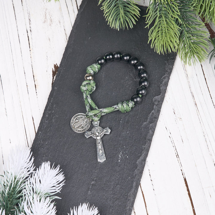 Christianartworkshop Médaille et crucifix de saint Benoît, ronds, en bois noir, avec cordon vert, chapelet de poche. - image 1