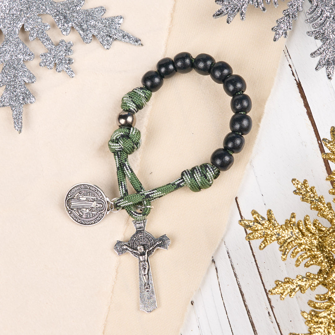 Christianartworkshop Médaille et crucifix de saint Benoît, ronds, en bois noir, avec cordon vert, chapelet de poche. - image 2