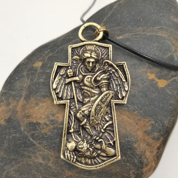 Christianartworkshop Collier pendentif en titane avec médaille de Saint Michel Archange « Protégez-nous » - Doré - Cordon en cuir - image 4