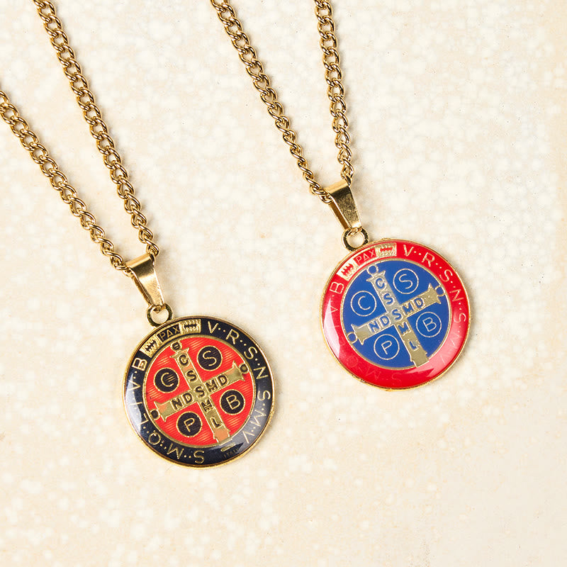 Christianartworkshop Collier pendentif style rétro bicolore avec symbole de protection et de foi de Saint Benoît - image 0