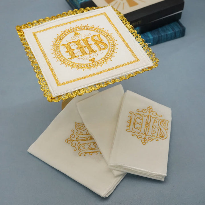 Christianartworkshop Ensemble de lin d'autel religieux brodé d'or comprenant un calice, un voile et un purificatoire (IHS Design) - Voile du Calice IHS - image 0