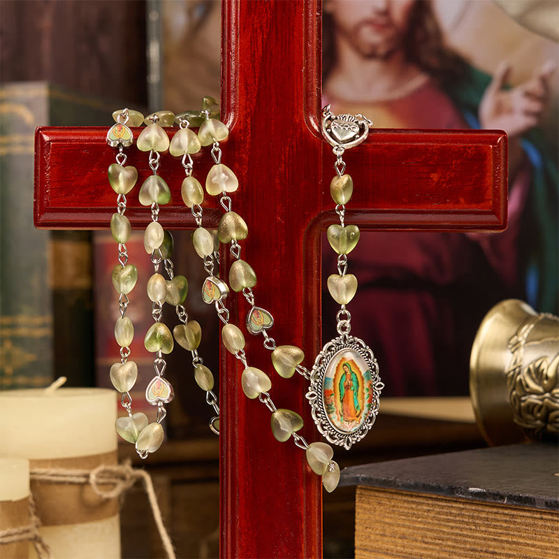 Christianartworkshop Chapelet en alliage de verre vert en forme de cœur, orné d'un cœur d'épines et de Notre-Dame de Guadalupe (10 mm). - image 1
