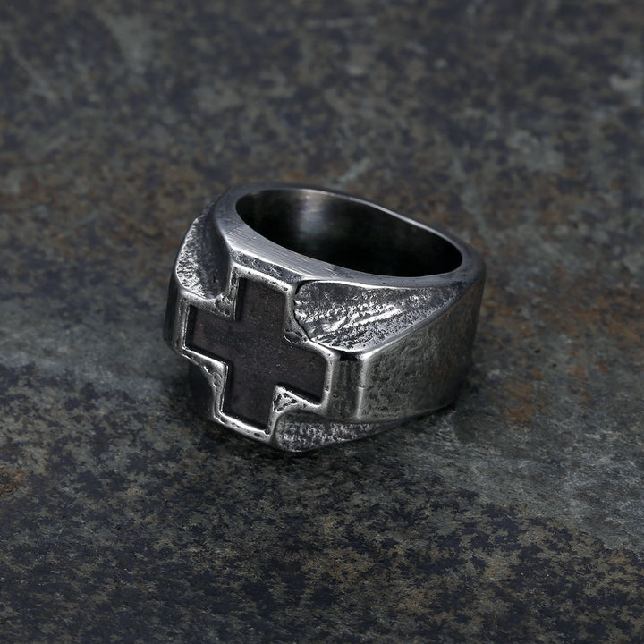Bague de foi en acier inoxydable gravée d'une croix, style métaux lourds, par Christianartworkshop - image 0