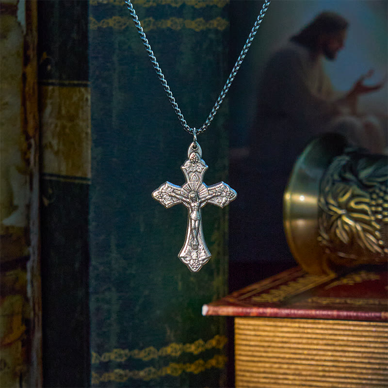 Christianartworkshop Collier pendentif crucifix Jésus à motif rétro exclusif, orné de feuilles de vigne. - image 3