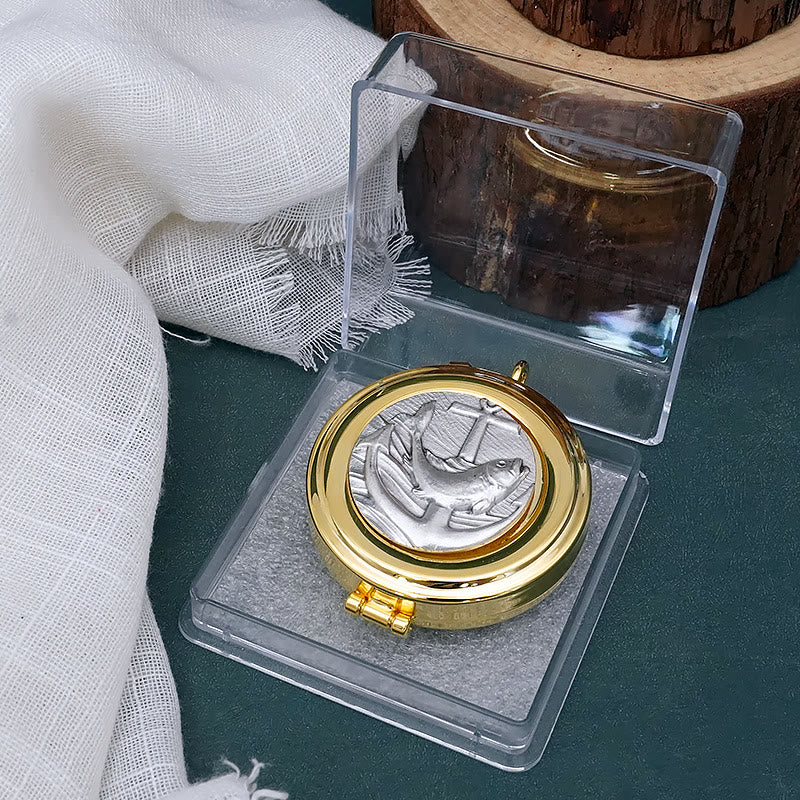 Christianartworkshop Cyrille plaquée or ornée d'un motif de poisson et d'ancre – Porte-objets eucharistique portable et élégant - image 1