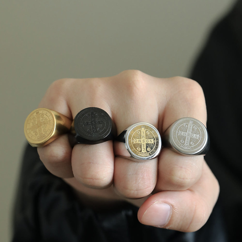 Christianartworkshop - Bague de protection gravée avec le symbole de Saint Benoît, style rétro classique, disponible en 8 modèles - image 1