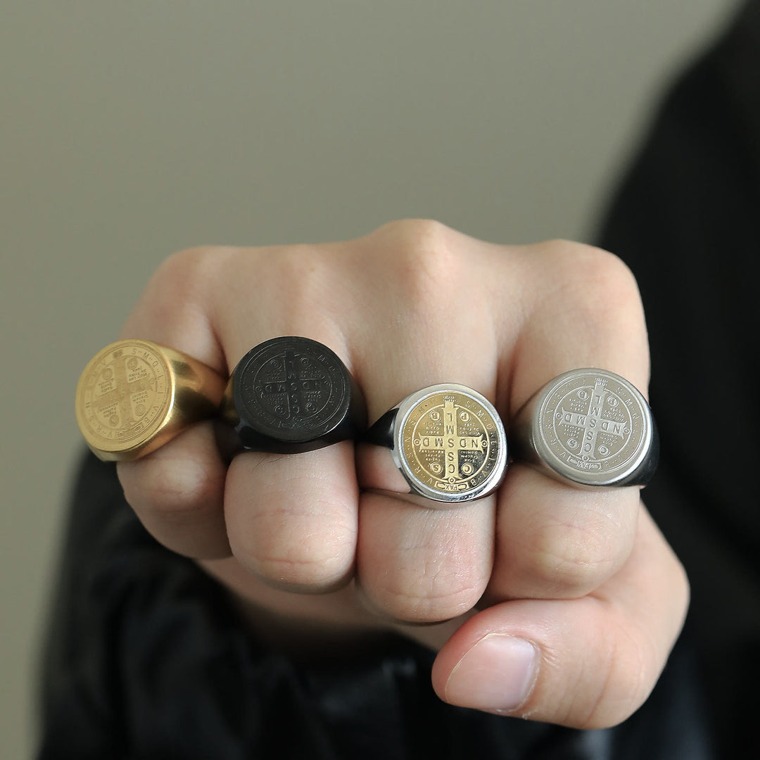 Christianartworkshop - Bague de protection gravée avec le symbole de Saint Benoît, style rétro classique, disponible en 8 modèles - image 1