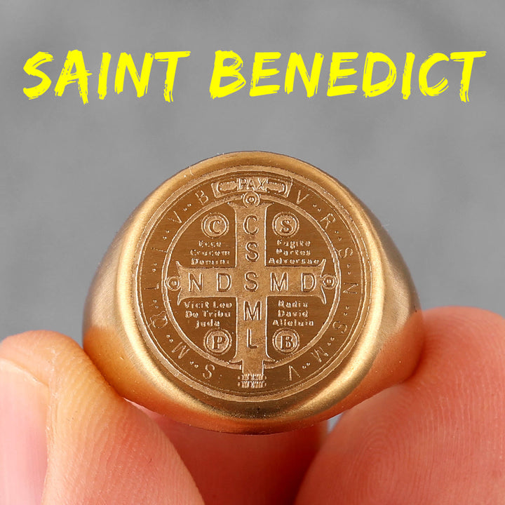 Christianartworkshop - Bague de protection gravée avec le symbole de Saint Benoît, style rétro classique, disponible en 8 modèles - Doré - US 13 - image 3