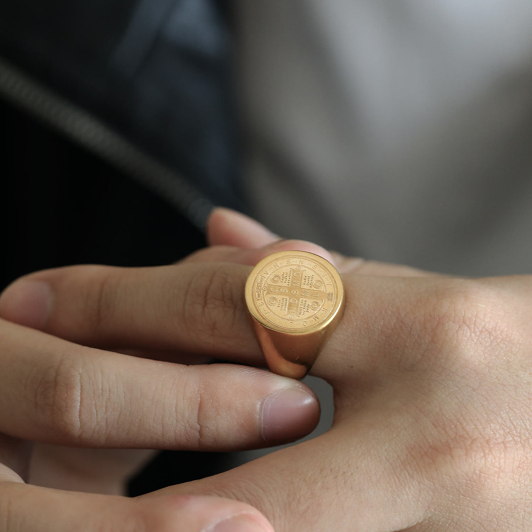 Christianartworkshop - Bague de protection gravée avec le symbole de Saint Benoît, style rétro classique, disponible en 8 modèles - image 19