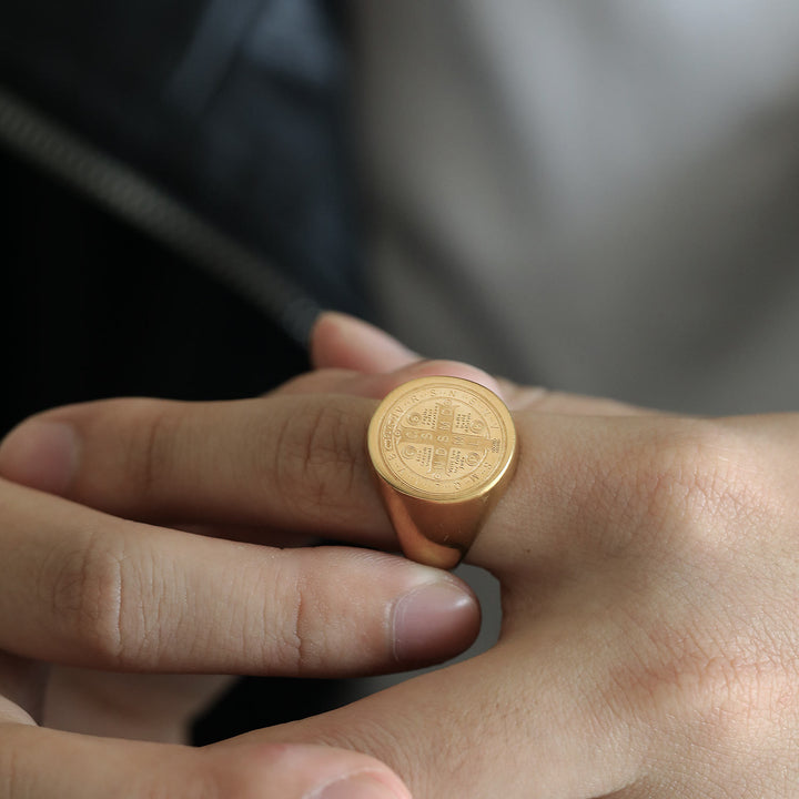 Christianartworkshop - Bague de protection gravée avec le symbole de Saint Benoît, style rétro classique, disponible en 8 modèles - image 19