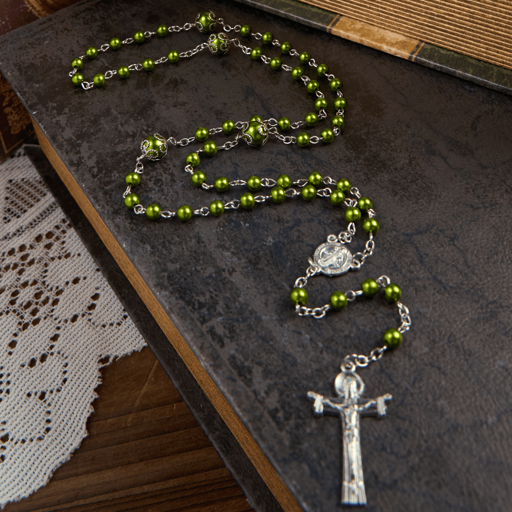 Christianartworkshop Médaille de Saint Benoît et croix de la Trinité, chapelet à perles florales vertes de 6 mm - image 1