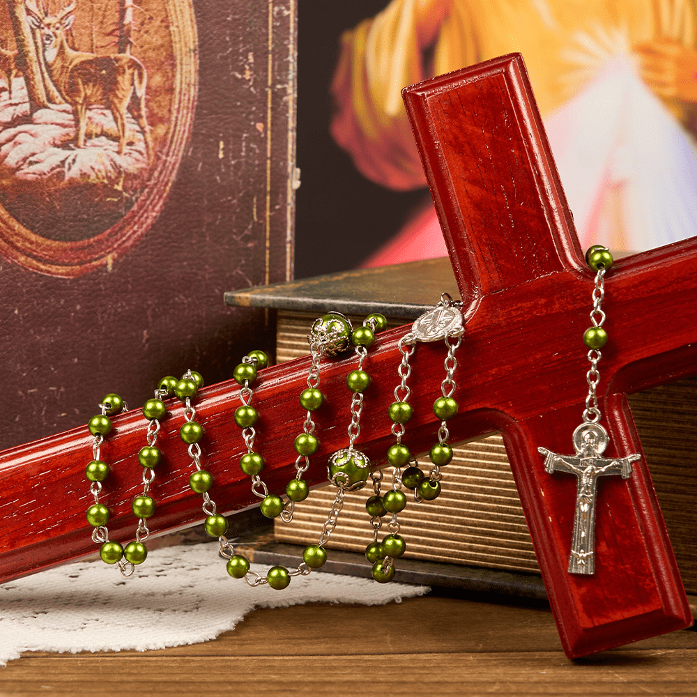 Christianartworkshop Médaille de Saint Benoît et croix de la Trinité, chapelet à perles florales vertes de 6 mm - Médaille de Saint Benoît et Croix de la Trinité - image 0
